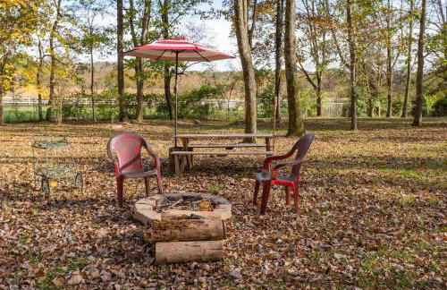 Hillbilly Chic Tiny House Near Nashville with WiFi, Kitchenette, Fire Pit & Trails - Foto 27