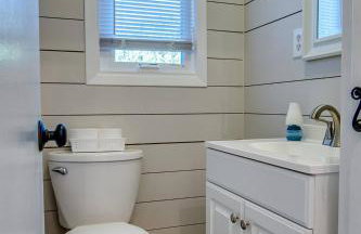 Waterfront retreat w/ wraparound deck & BBQ - Foto 24