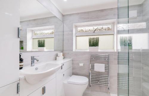 Luxury 5 BDR 2 BA House with Parking in Sandhurst By 360Stays - Photo 71