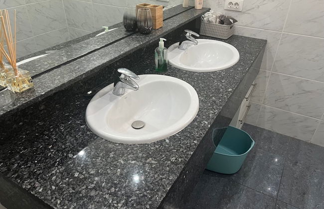 Luxury 4 bedroom villa with jacuzzi - Photo 2