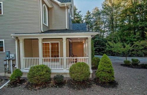 Luxury 4 bedroom house in Pocono Mountains with Hottub in Golf Course Near Lake - Foto 27