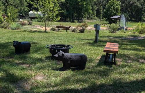 Highland Cow Glamping in a Cozy King Bed Wagon - Foto 8