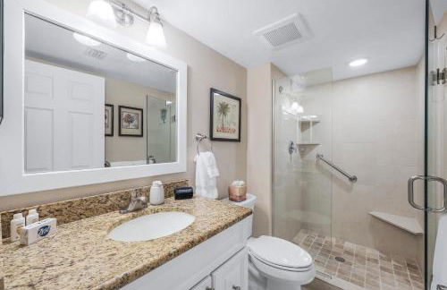 Waterfront Island Oasis! Heated Pool with Stunning View & 2 Full Bath - Foto 29