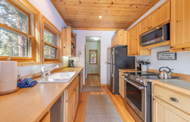 Private Cozy and Central Cabin with Deck by Sierra Getaways - Foto 6