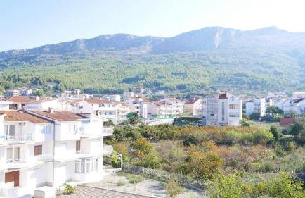 Modern Red & Blue Apartment - Photo 33