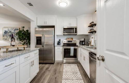 Modern + Cozy Townhome - minutes to Avalon w/king - Foto 1