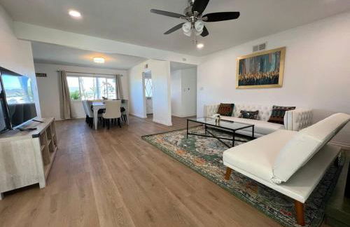 Modern 4 King Beds, Beautiful Large Backyard, Golf, WFH, Long Stays, WI-FI, FWY, 25 mins to Beach - Photo 9