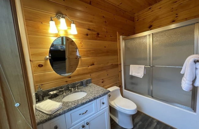 Nature lovers dream! Steps from fishing plus 140 acres of hiking! 4 Bedroom Home by RedAwning - Foto 14