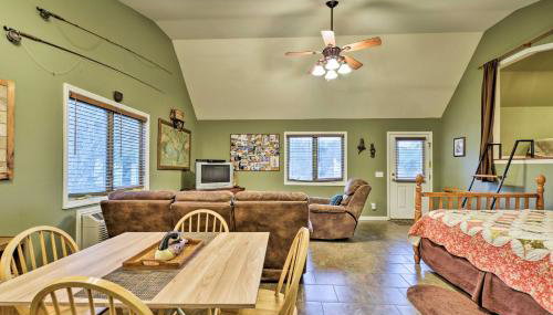 Guntersville Lake Home with Deck and Covered Boat Slip - Foto 5