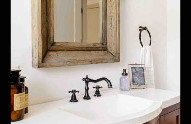 Entire Enchanting, Light-Filled 1830 Farmhouse - Foto 62