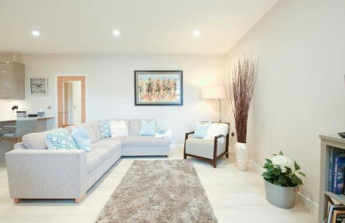 Elegant Epsom Flat in Period Building - Photo 21