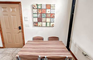 Sleepover 2BD 1BA Condos Downtown Springfield - Foto 27