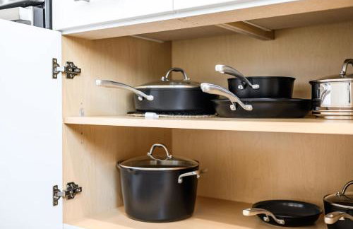 Spacious 5BR Getaway w Game Room & Modern Comfort - Photo 32