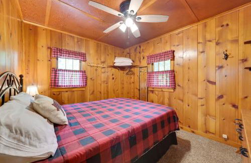 Near Snowmobiling! Carp Lake Cottage with Fire Pit - Foto 10