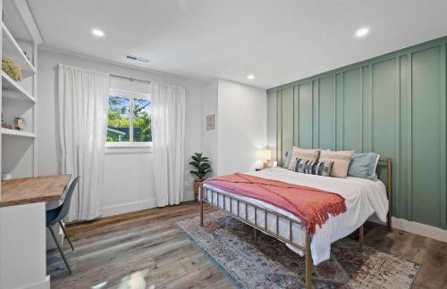 Designer Home w/ Lake Views+Walk to Downtown&Beach - Foto 13