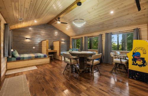 Cozy Cabin with Hot Tub, Fire Pit and Arcade Games - Foto 41