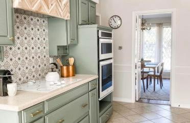 Designer Single Story 4 bed 3 bath home in mid-century style with big backyard and garage - Foto 14