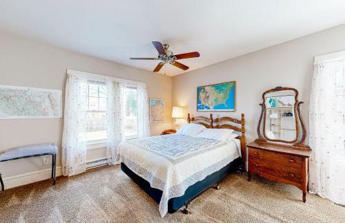 Yard, Porch and Fire Pit! Century-Old Hebron Escape - Foto 15