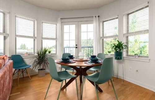 Chic 2BR • King Beds • Huge Patio • 95 Walk Score! - Foto 38