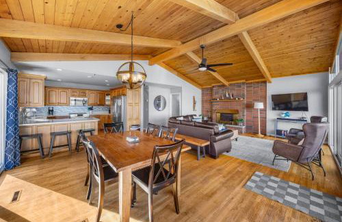 Waterfront retreat w/ wraparound deck & BBQ - Foto 36