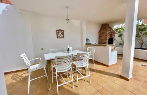 Villa Amorio a spacious modern getaway with a private heated pool & Sea Views - Foto 61