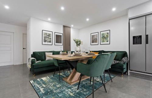 Beautiful Home, Free Parking For Large Groups Sleeps 10 Book Now! - Foto 47