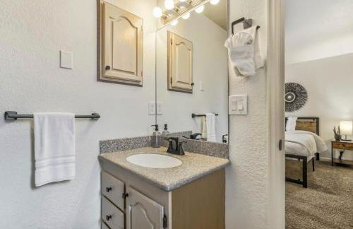 3BR with Patio and Fire pit near Hiking & Downtown - Foto 26