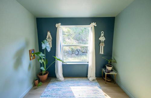 Saltwater Hot Tub, Forest Retreat, Minutes to Town - Foto 12