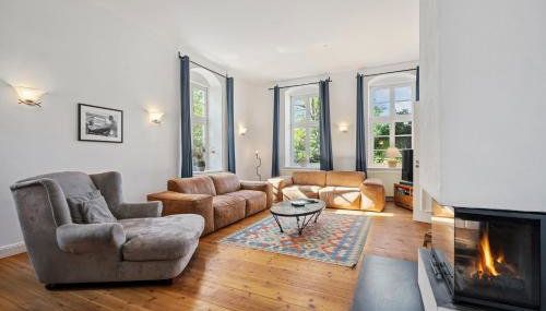 GUT KLETKAMP "Altes Torhaus" - Historisches Ferienhaus mit 5 Schlafzimmern I Kamin I Garten & Terrasse I Seeblick I 15 Min zur Ostsee I Moderne Küche I Hundefreundlich I Parkplätze I WLAN - Foto 3