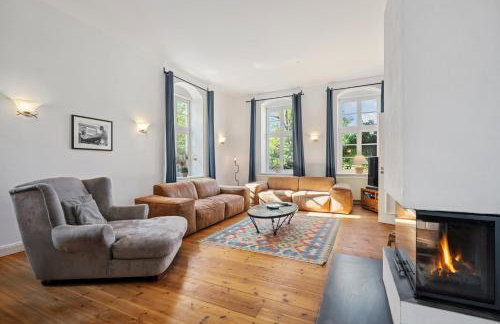 GUT KLETKAMP "Altes Torhaus" - Historisches Ferienhaus mit 5 Schlafzimmern I Kamin I Garten & Terrasse I Seeblick I 15 Min zur Ostsee I Moderne Küche I Hundefreundlich I Parkplätze I WLAN - Foto 3