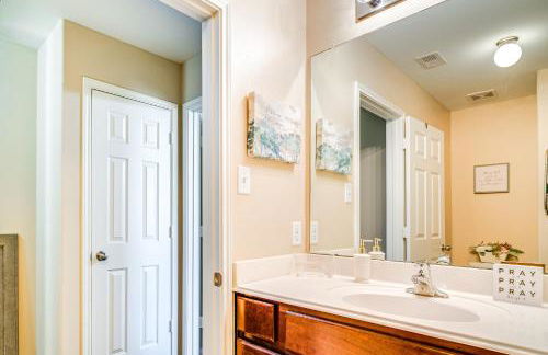 Suburban Home in Magnolia with Fenced Yard - Foto 20