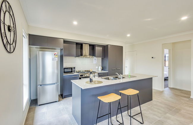 StayAU Charming 4BR Retreat Wyndham Vale - Foto 27