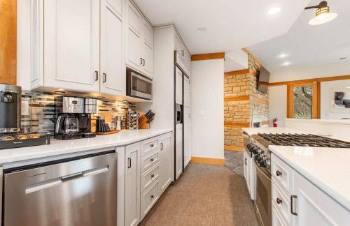 Beautiful Lakescape-4 BR Home with Heated Pool & Rec Space-Family Friendly - Foto 12