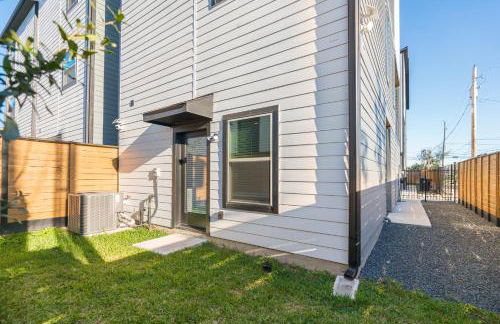 Luxury Charming 3BR 3Bath Free Wi-FI 8 Guests, Gated Home, Houston Downtown - Photo 45