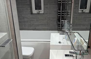 Beautiful 5 Bedroom Home Sleeps 12 people in Manchester - Foto 29