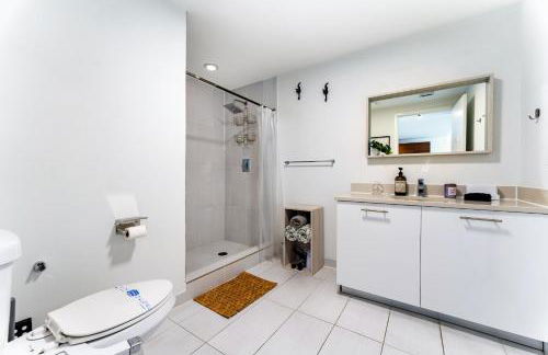 1BR Miami Retreat with BBQ, Pool, & Skyline Views - Foto 31