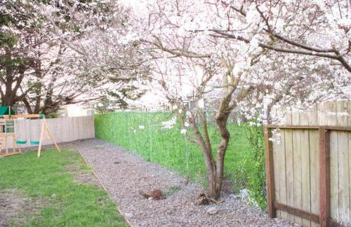 Private Home - Playground, Jumping Mat, BBQ, Darts, Firepit, Gazebo, 4 Smart TVs, White Cotton Bedding, - The Redwood Cul-De Sac Beach Retreat - Foto 42