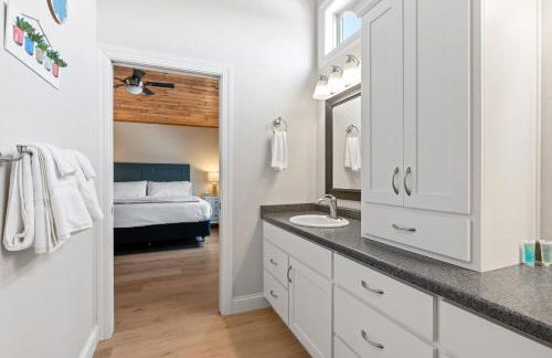 Upper Deck by Simple Life Rentals - Photo 19