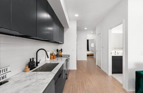 River View High-End Condo with Private Patio and FREE Parking - Foto 17