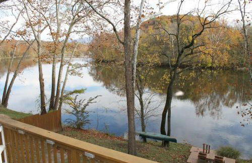 The Perch - Riverfront, Starlinks WiFi & Hot Tub - Photo 17