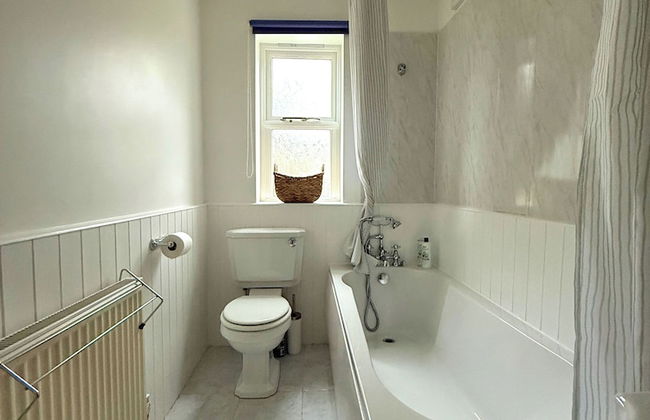 Spacious 4BR Retreat for 8 - Foto 14