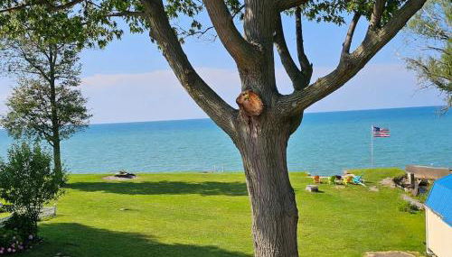 SeaSide Lake-Front Cottage - Photo 3