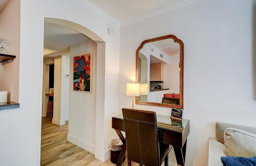 Cute 1 bedroom unit located in Condo Hotel in the heart of Coconut Grove Free Parking - Foto 5