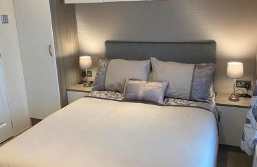 2 Bed Lodge Style Caravan with Hot Tub & Private Garden at Patrington Haven Leisure Park - Foto 11