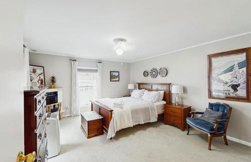 Steps to Crystal Lake! Group Getaway with Hot Tub - Foto 23