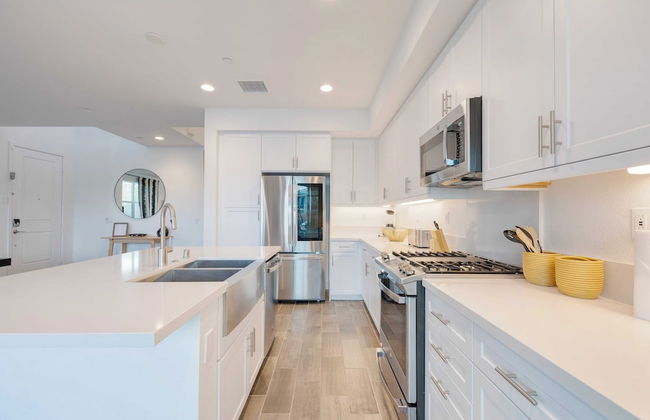 Lakefront w/ Private Pool, Great for Festival Season Lago Luxe by Avantstay - Foto 14