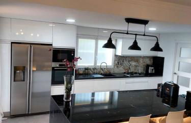 Luxury Villa with Pool & Garden - Foto 13