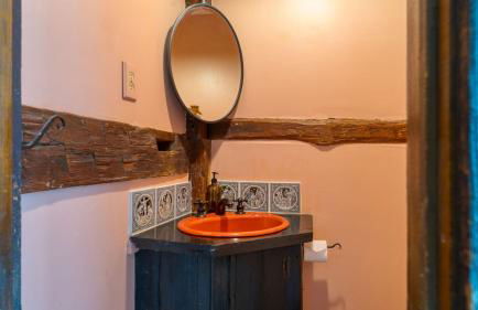 Historic Barn Retreat w Pool Pond Views Longview Pond Lodge by AvantStay - Foto 44