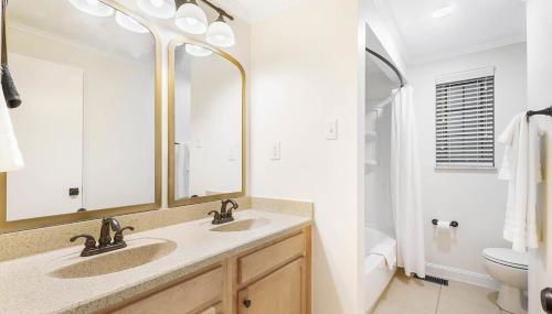 The Sleepy Tiki - game room, tiki lounge, firepit - Foto 5