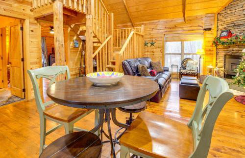 Hot Tub and Fire Pit Wooded Cabin Near DeSoto Park! - Foto 8